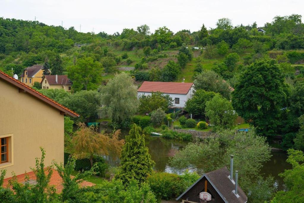 Ruhige Unterkunft Mit Einer Schoenen Aussicht Apartment Зноймо Екстериор снимка